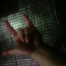 Два молодых человека ищут девушку для регулярных отношений Два молодых человека ищут девушку для регулярных отношений